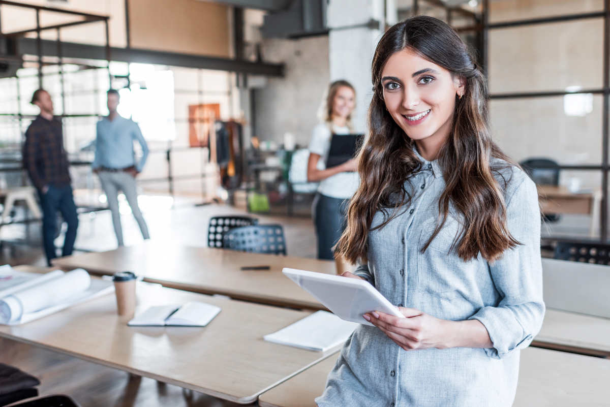 Une femme en train de réaliser un audit RSE en entreprise