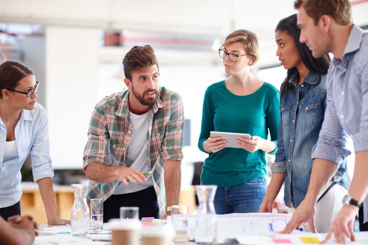 Des employés travaillant en groupe de manière enthousiaste